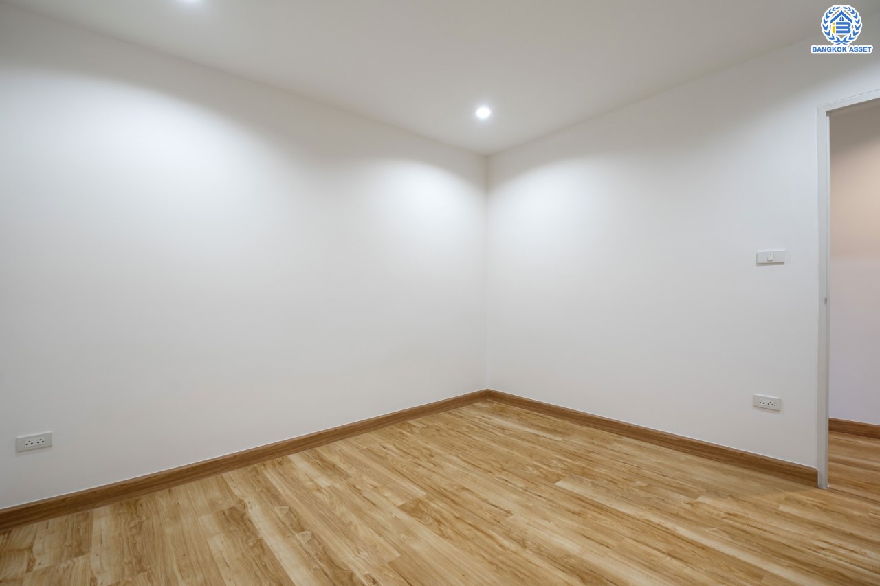 บ้านมือสองตกแต่งใหม่ ดีไซน์สวย ม.บ้านช่อชัยพฤกษ์ จรัญฯ-ปิ่นเกล้า เนื้อที่ 30.5 ตร.ว. ฟังก์ชัน 3 ห้องนอน 3 ห้องน้ำ จอดรถได้ 2 คัน รองรับทุกกิจกรรม บนทำเลเชื่อมต่อหลายเส้นทาง ใกล้จุดขึ้นทางด่วน "ศรีรัช" และรถไฟฟ้าสายสีแดง "สถานีบางบำหรุ"...